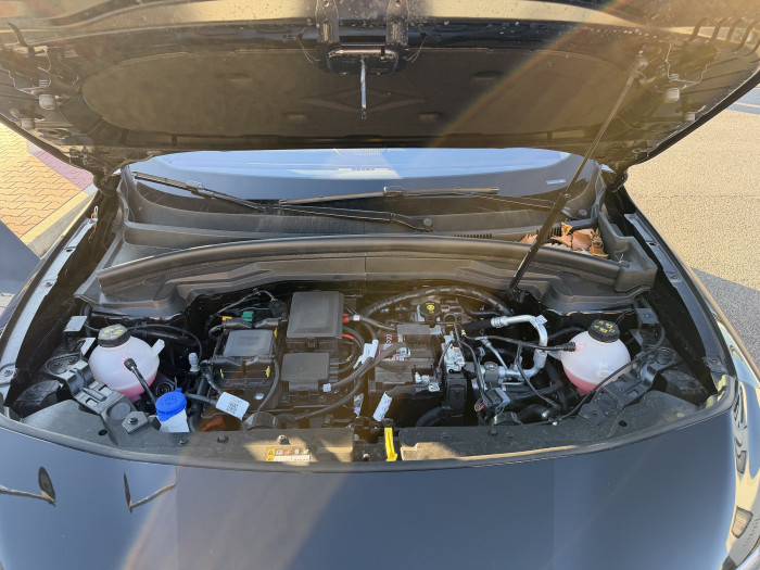 Kein Stauraum in der Front. Obwohl der Motor im Heck arbeitet, belegt Technik den Frontbereich. (Bild: Dirk Kunde)